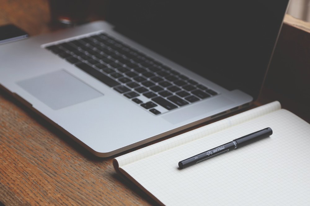 Arbeitsplatz mit Notebook und Notizblock